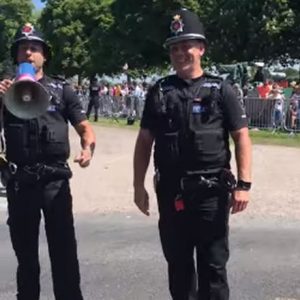 Engelse politieagenten maken er een feestje van tijdens Koninklijk huwelijk