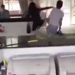 Chinese man en vrouw, vechtpartij bij balie huwelijksaanvragen