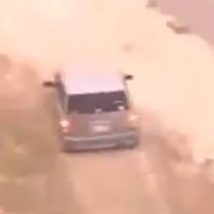 Hilarische achtervolging, politie heeft moeite auto staande te houden