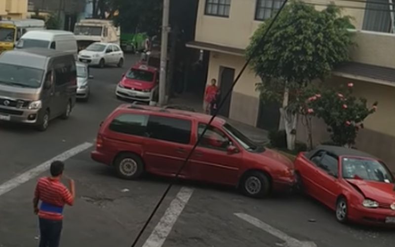Vrouw gaat los op auto na botsing