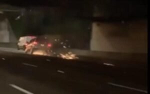 Auto rijdt op velg