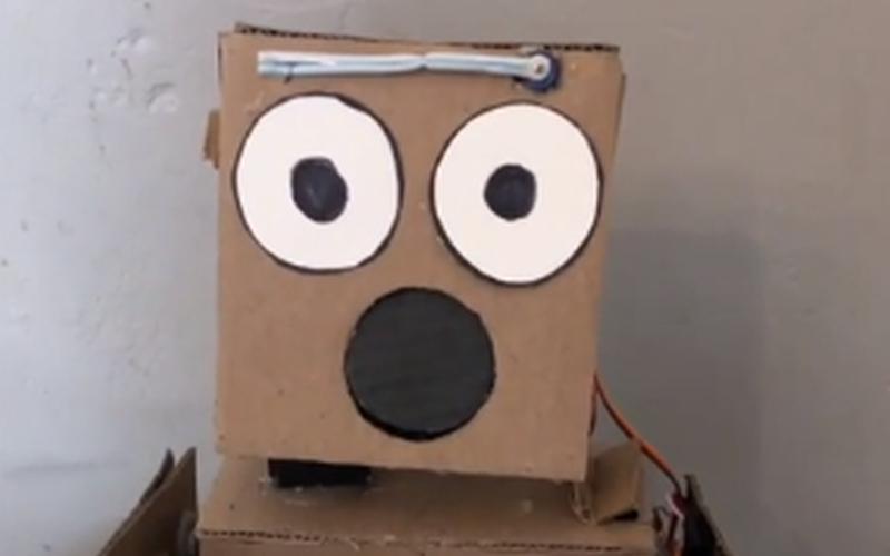 Kartonnen robot doet het goed als goochelaar