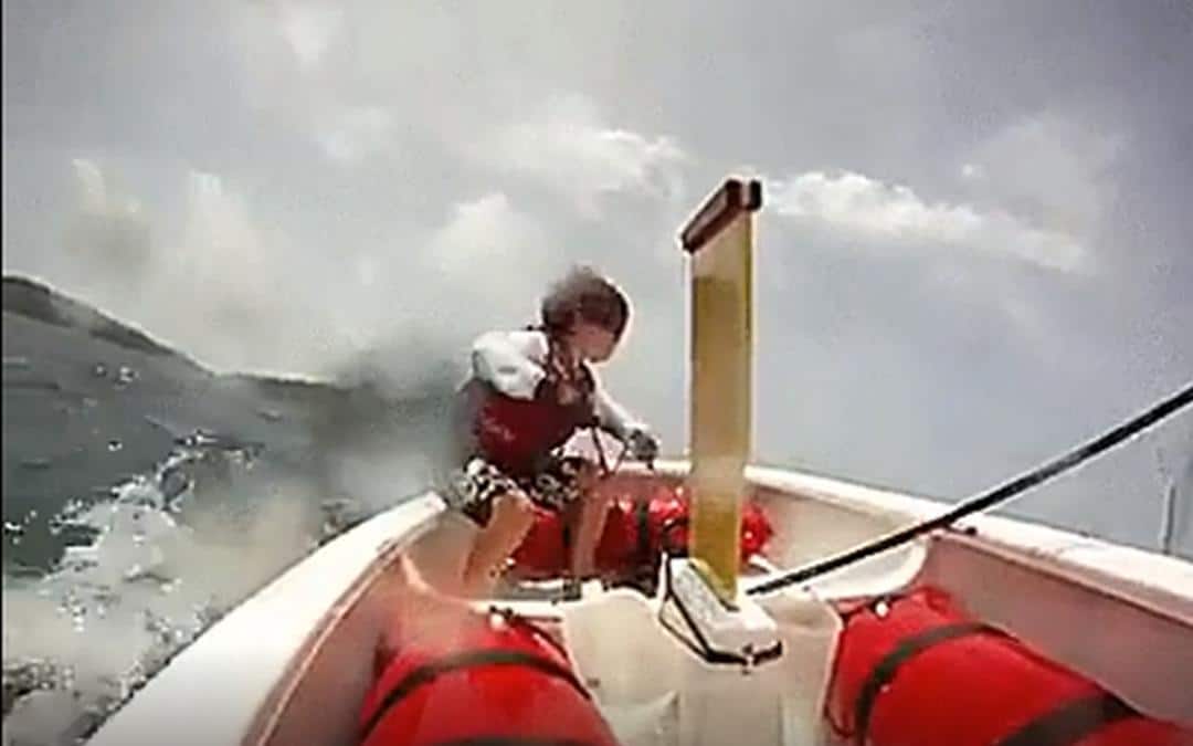 Jong ventje is goed met een omgeslagen zeilbootje
