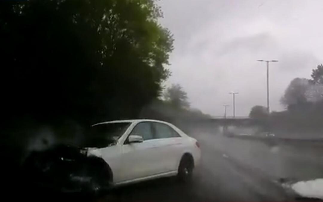Vrouw parkeert Mercedes tegen vangrail aan