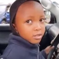 4-jarige peuter uit Kenia rijdt zichzelf van en naar school in Prado