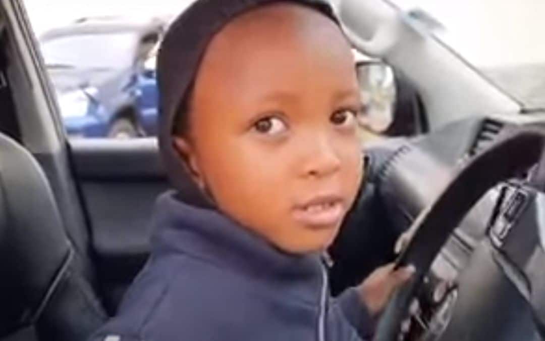 4-jarige peuter uit Kenia rijdt zichzelf naar school in minivan