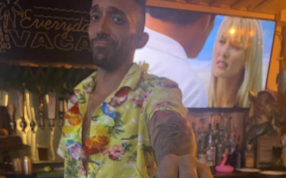 Barman redt twee vrouwen van creep die ze wil versieren