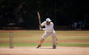 Cricketspeler slaat bal door voorruit eigen auto