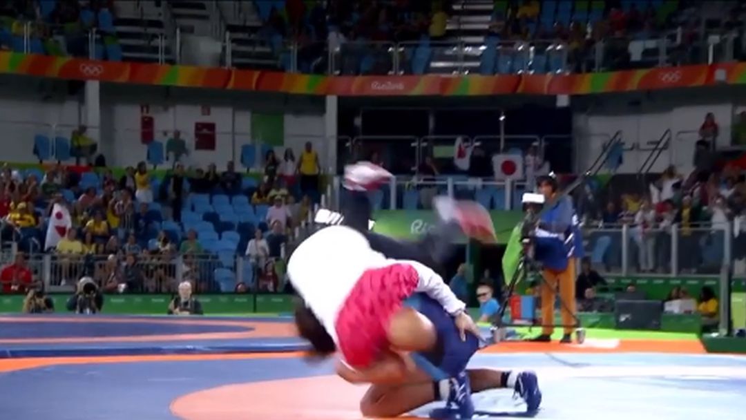 Japanse worstelaarster gooit met haar coach