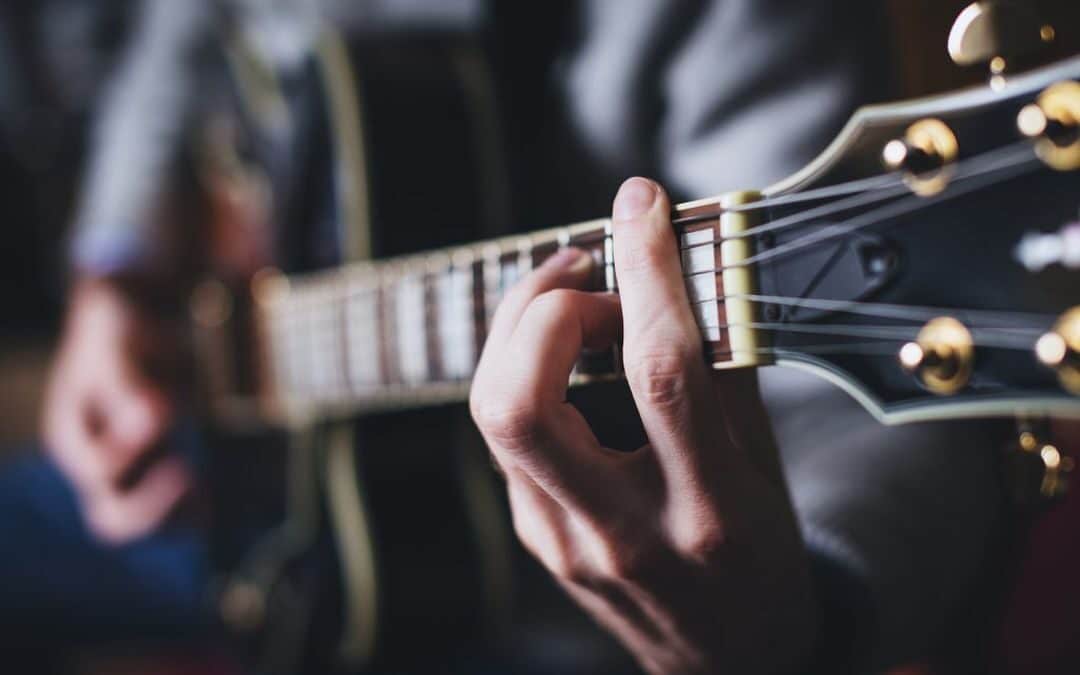 Basgitarist, straatmuzikant, gaat helemaal los