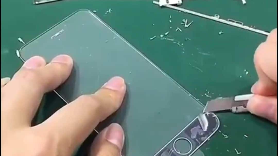 Dat is handig, niemand kan meer meekijken op je smartphone