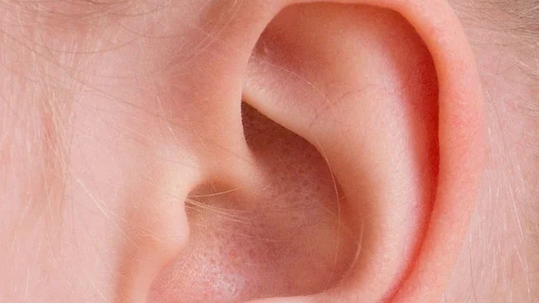 Man heeft kakkerlak in zijn oor zitten