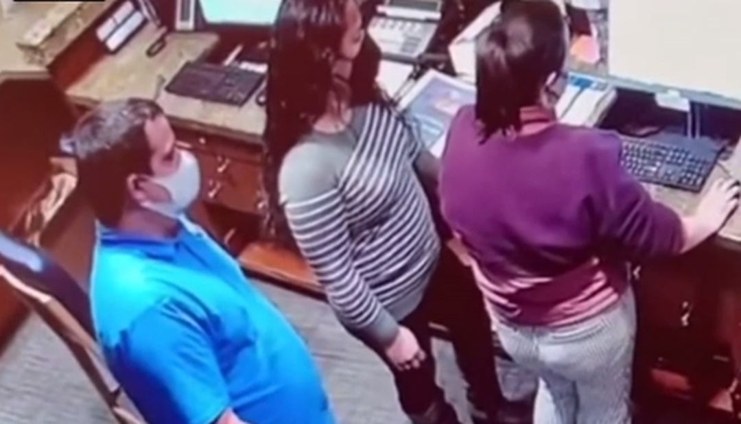 Man verveelt zich op het werk, collega moet het ontgelden